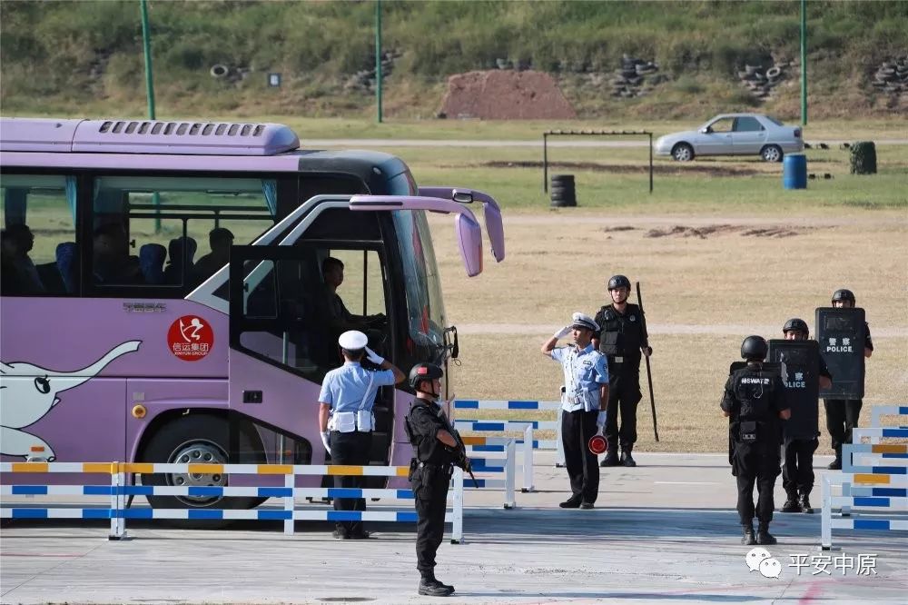 燃爆!河南公安 “砺剑·2019”新中国成立 70周年大庆安保誓师暨警务实战演练(图21) 燃爆!河南公安 “砺剑·2019”新中国成立 70周年大庆安保誓师暨警务实战演练(图21)