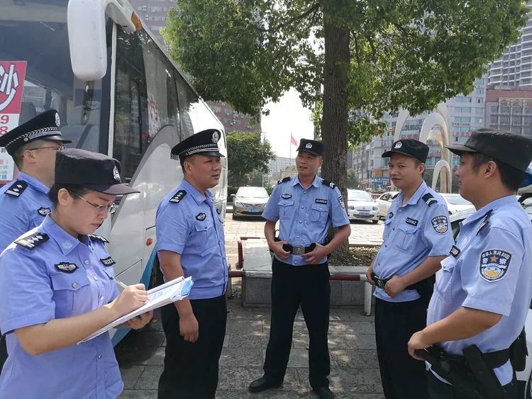 【践行新使命 忠诚保大庆】中秋佳节 花好月圆,“警”紧相随 护佑平安!(图4) 【践行新使命 忠诚保大庆】中秋佳节 花好月圆,“警”紧相随 护佑平安!(图4)