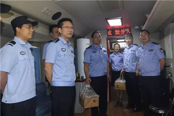 【践行新使命 忠诚保大庆】中秋佳节 花好月圆,“警”紧相随 护佑平安!(图5) 【践行新使命 忠诚保大庆】中秋佳节 花好月圆,“警”紧相随 护佑平安!(图5)