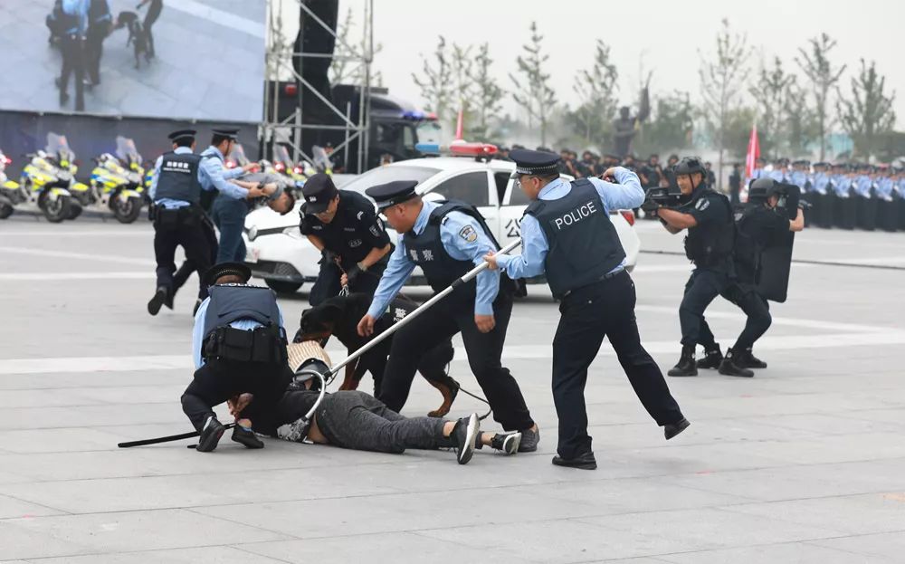 誓师大会!西咸公安这场实战演练精彩又让人动容……(图10) 誓师大会!西咸公安这场实战演练精彩又让人动容……(图10)