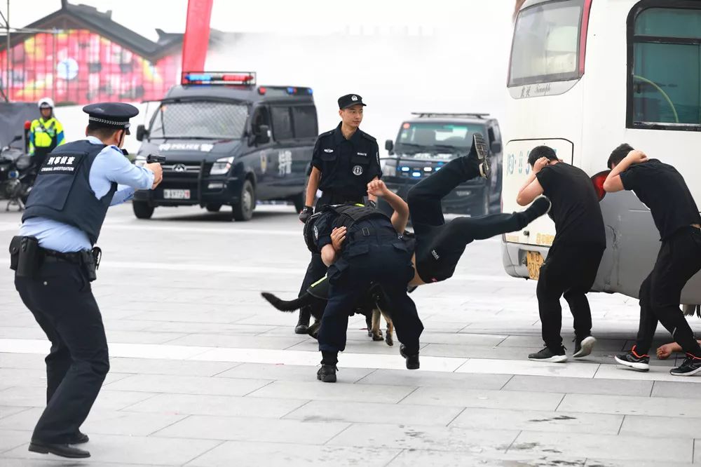 誓师大会!西咸公安这场实战演练精彩又让人动容……(图9) 誓师大会!西咸公安这场实战演练精彩又让人动容……(图9)