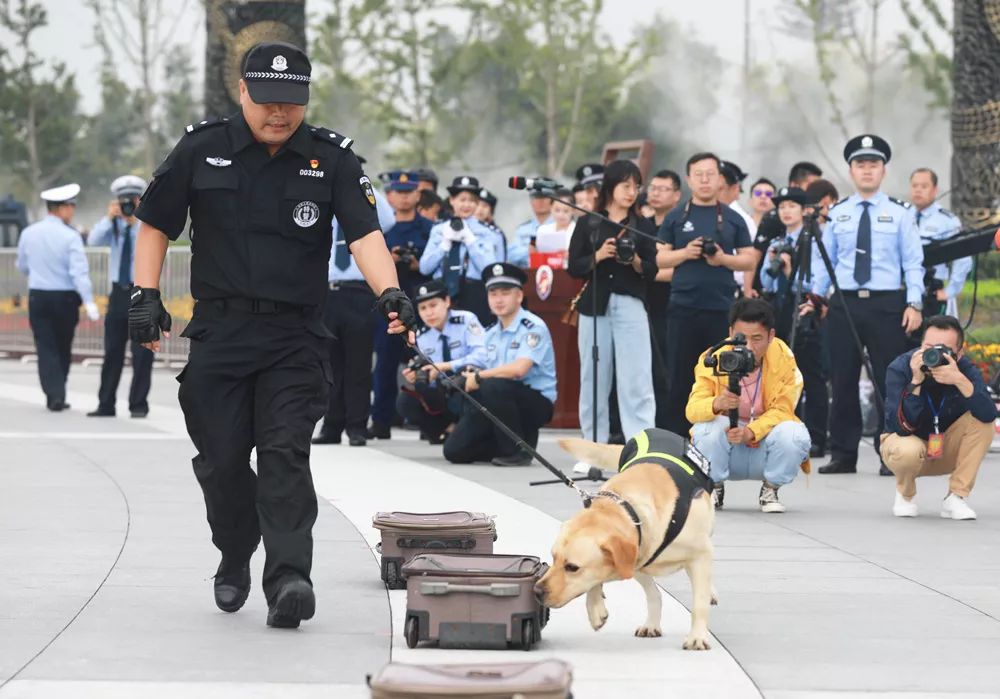 誓师大会!西咸公安这场实战演练精彩又让人动容……(图16) 誓师大会!西咸公安这场实战演练精彩又让人动容……(图16)