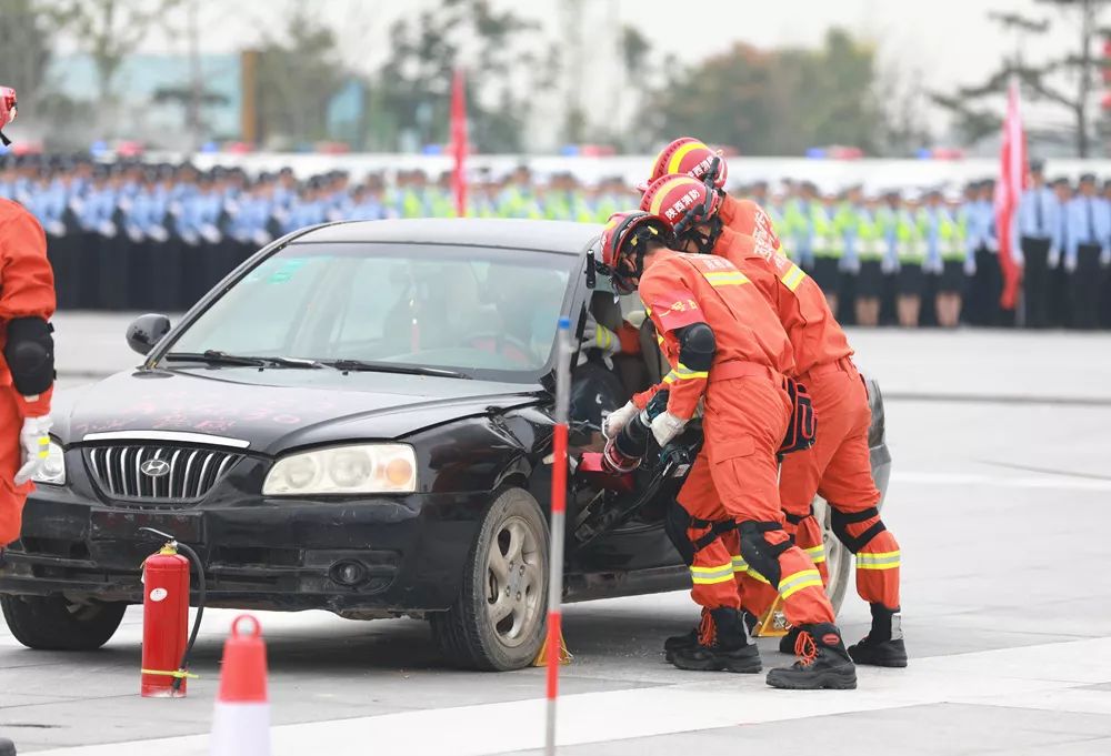 誓师大会!西咸公安这场实战演练精彩又让人动容……(图18) 誓师大会!西咸公安这场实战演练精彩又让人动容……(图18)