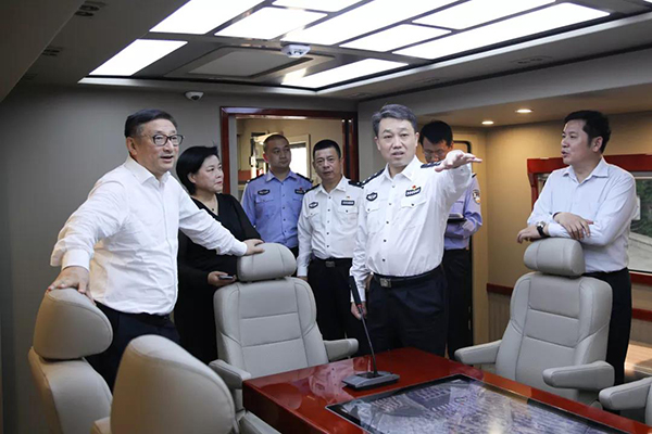 鞍山市委书记韩玉起指挥调度全市国庆安保工作、视察公安指挥车等警用装备使(图6) 鞍山市委书记韩玉起指挥调度全市国庆安保工作、视察公安指挥车等警用装备使(图6)