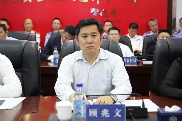 鞍山市委书记韩玉起指挥调度全市国庆安保工作、视察公安指挥车等警用装备使(图3) 鞍山市委书记韩玉起指挥调度全市国庆安保工作、视察公安指挥车等警用装备使(图3)