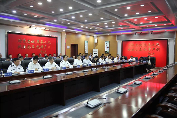 鞍山市委书记韩玉起指挥调度全市国庆安保工作、视察公安指挥车等警用装备使(图1) 鞍山市委书记韩玉起指挥调度全市国庆安保工作、视察公安指挥车等警用装备使(图1)