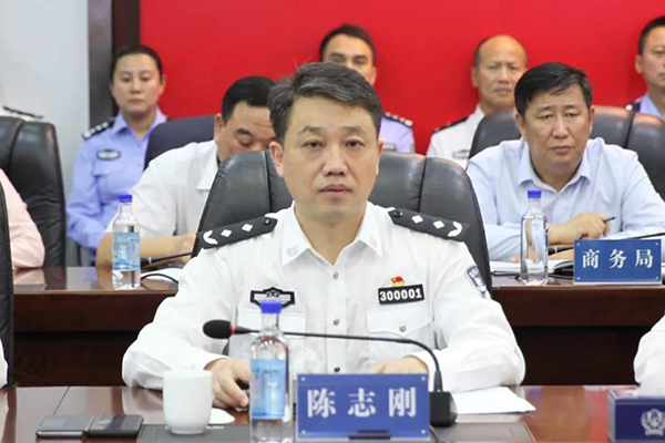 鞍山市委书记韩玉起指挥调度全市国庆安保工作、视察公安指挥车等警用装备使(图4) 鞍山市委书记韩玉起指挥调度全市国庆安保工作、视察公安指挥车等警用装备使(图4)