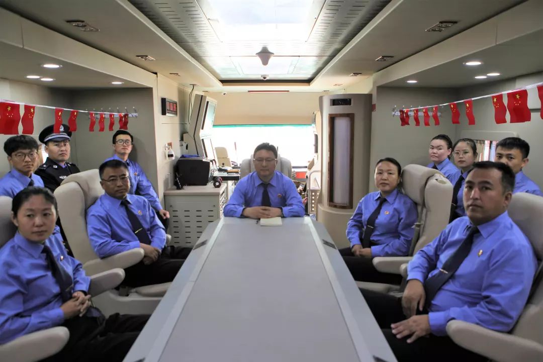 最牛阅兵式就要用最牛检察装备观看--新右检庆祝中华人民共和国成立70周年(图1) 最牛阅兵式就要用最牛检察装备观看--新右检庆祝中华人民共和国成立70周年(图1)