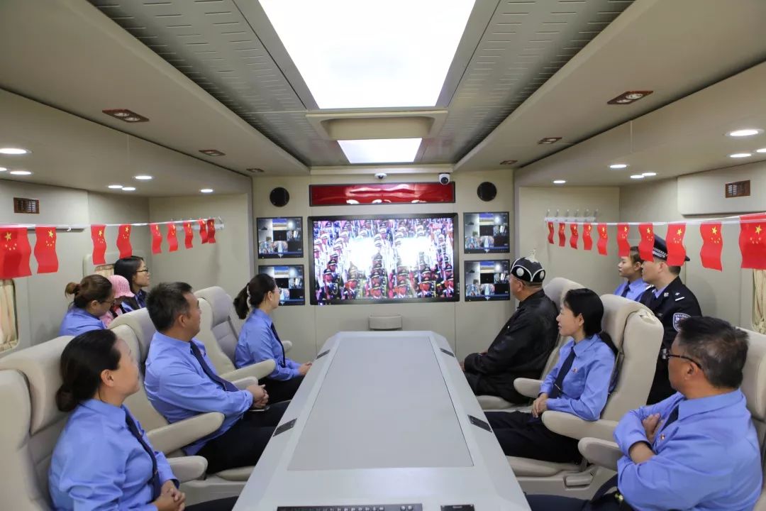 最牛阅兵式就要用最牛检察装备观看--新右检庆祝中华人民共和国成立70周年(图6) 最牛阅兵式就要用最牛检察装备观看--新右检庆祝中华人民共和国成立70周年(图6)