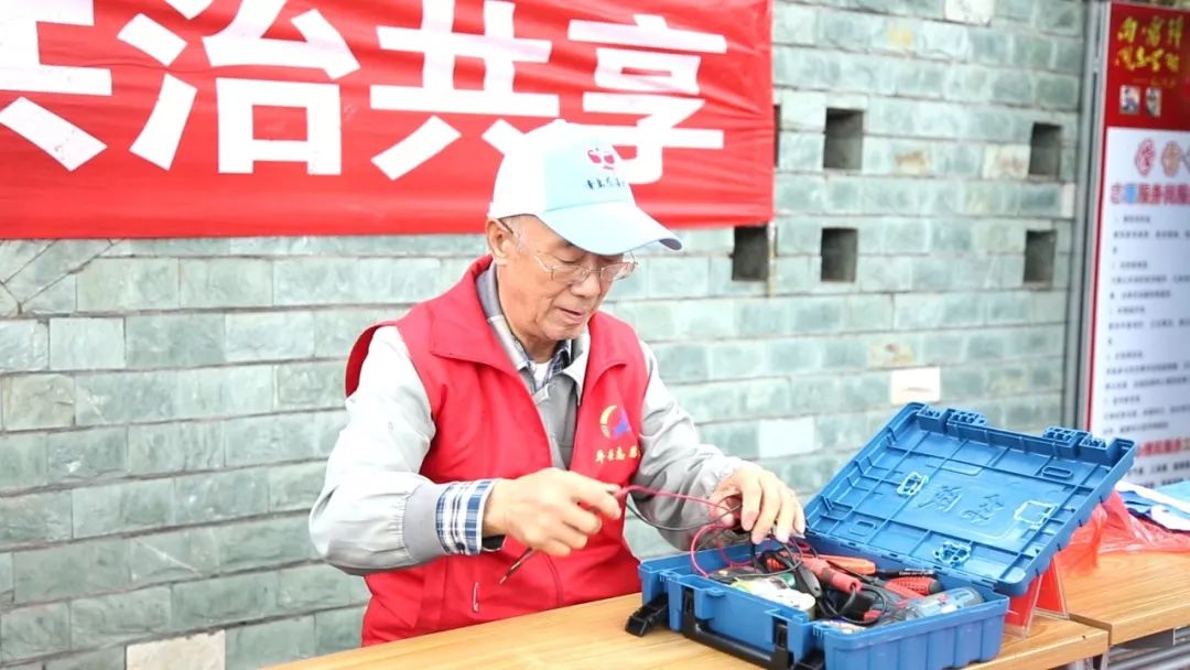 【民生you我 幸福黄岛】社会治理流动工作站开展“党员奉献日”公益惠民服务(图2) 【民生you我 幸福黄岛】社会治理流动工作站开展“党员奉献日”公益惠民服务(图2)
