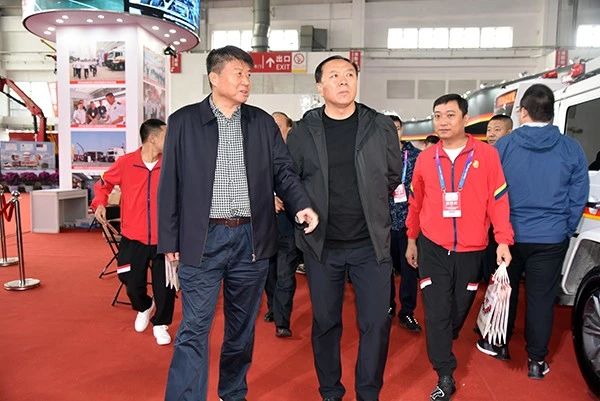 森林消防局徐平司令员莅临中国国际消防展森源重工·森源鸿马展位考察指导(图1)