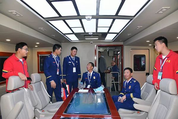 森林消防局徐平司令员莅临中国国际消防展森源重工·森源鸿马展位考察指导(图3)