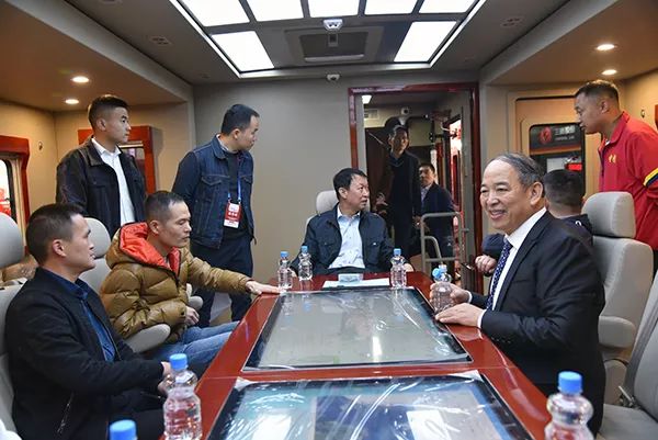 森林消防局徐平司令员莅临中国国际消防展森源重工·森源鸿马展位考察指导(图4)