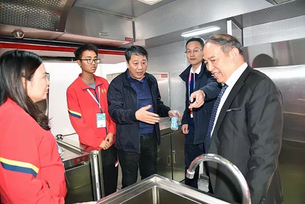 森林消防局徐平司令员莅临中国国际消防展森源重工·森源鸿马展位考察指导(图6)