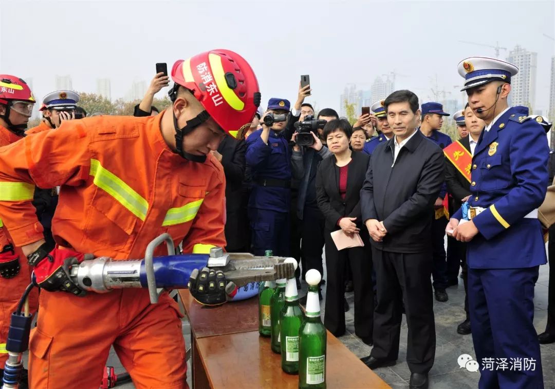 菏泽市举行“119”消防宣传月启动仪式(图10) 菏泽市举行“119”消防宣传月启动仪式(图10)