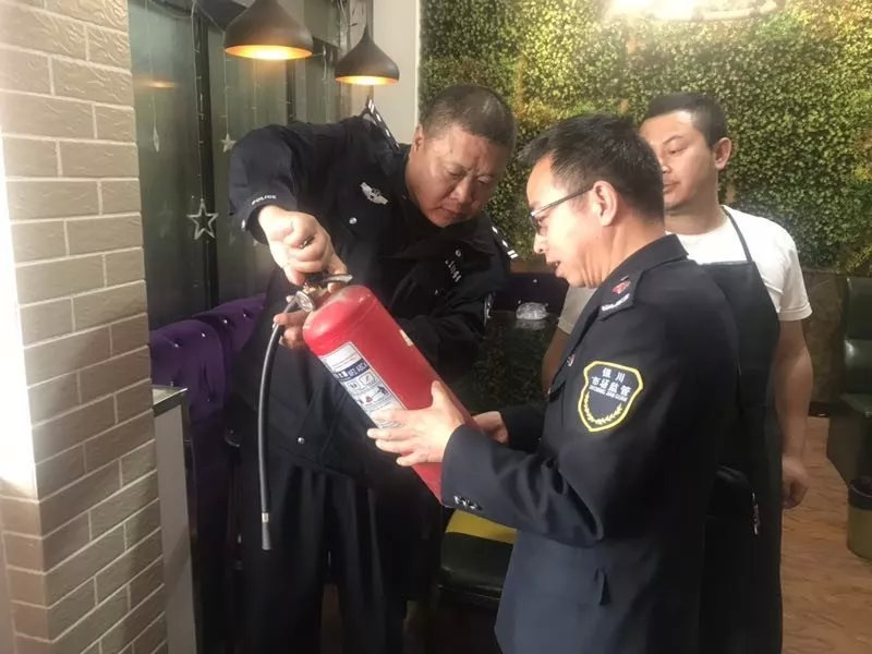 【银川】“流动警务室”让“牛街”更平安(图3) 【银川】“流动警务室”让“牛街”更平安(图3)