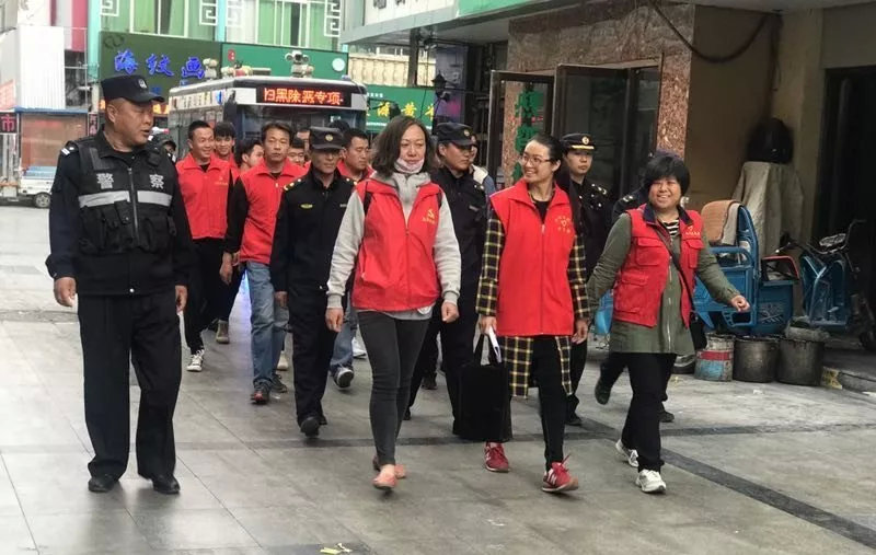 【银川】“流动警务室”让“牛街”更平安(图1) 【银川】“流动警务室”让“牛街”更平安(图1)