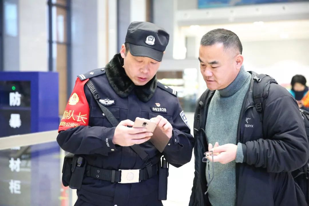 亳州高铁首开通,站前风“警”美如画(图7) 亳州高铁首开通,站前风“警”美如画(图7)