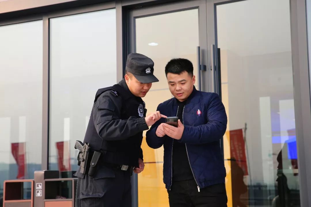 亳州高铁首开通,站前风“警”美如画(图6) 亳州高铁首开通,站前风“警”美如画(图6)