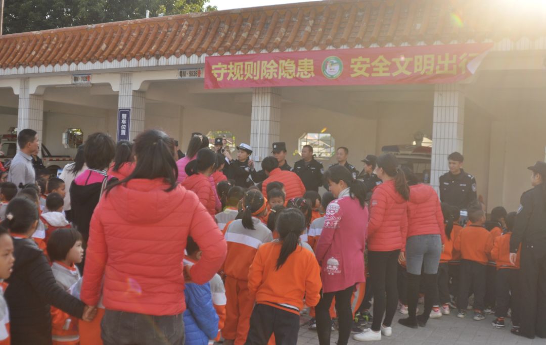 【梅州】一路同心 风雨同行 今天 他们为交通安全代言!(图2) 【梅州】一路同心 风雨同行 今天 他们为交通安全代言!(图2)