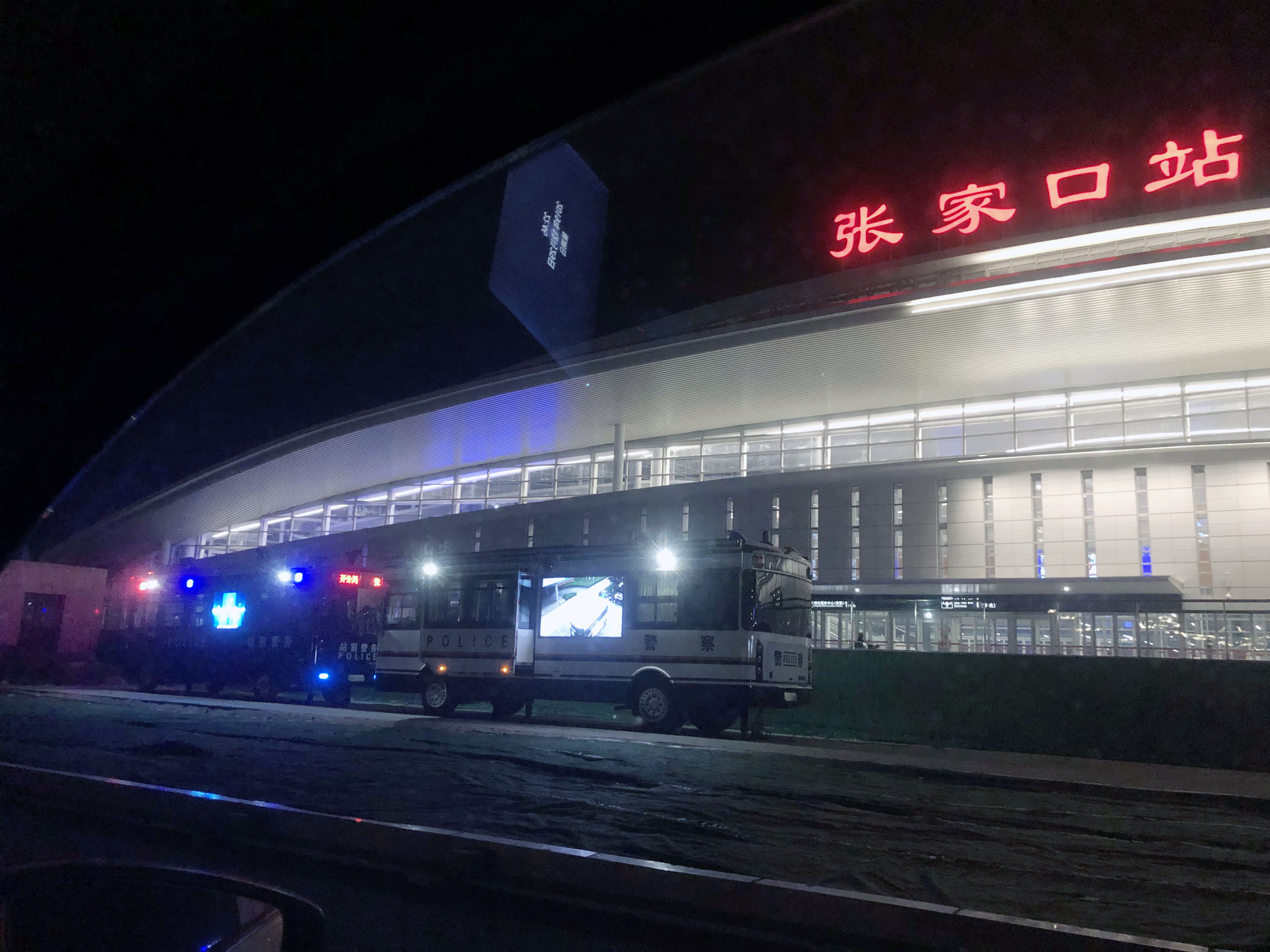 京张高铁首开通 森源鸿马移动警务室全力护航(图2) 京张高铁首开通 森源鸿马移动警务室全力护航(图2)