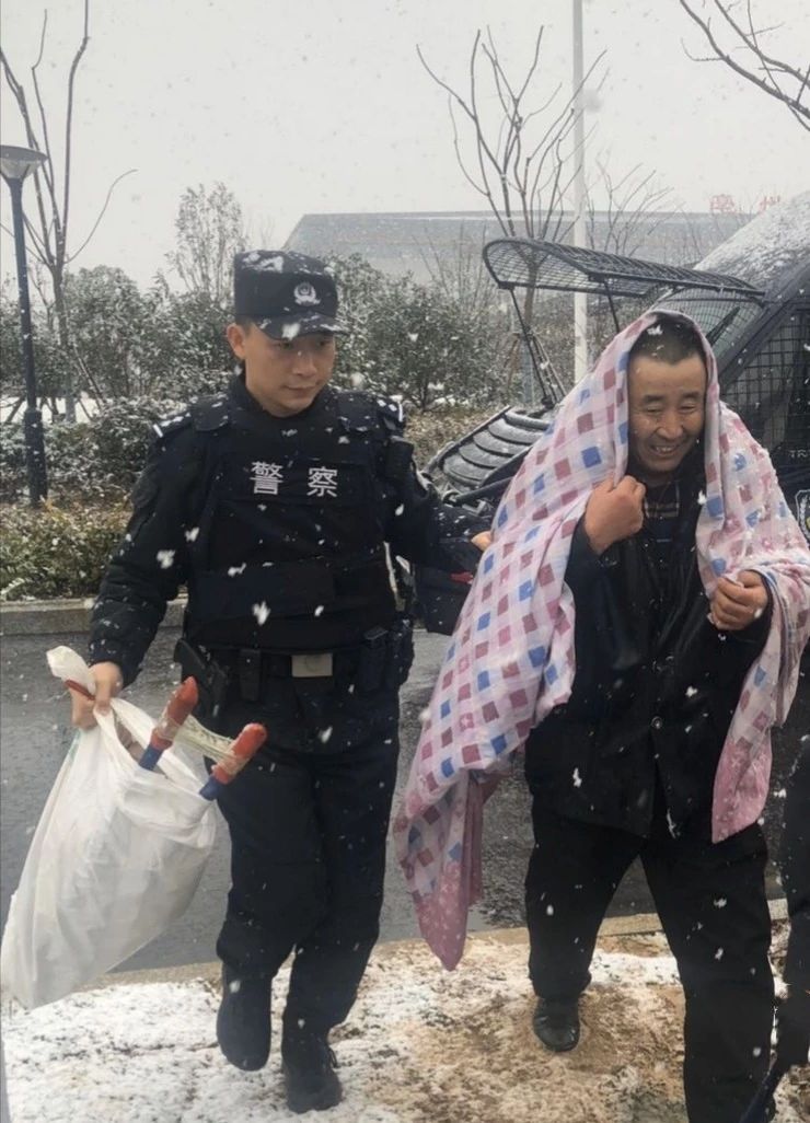 【亳州】雪“警”VS雪景|最美的不是下雪天,而是雪中坚守的身影......(图2) 【亳州】雪“警”VS雪景|最美的不是下雪天,而是雪中坚守的身影......(图2)