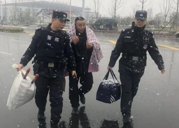 【亳州】雪“警”VS雪景|最美的不是下雪天,而是雪中坚守的身影......(图1) 【亳州】雪“警”VS雪景|最美的不是下雪天,而是雪中坚守的身影......(图1)