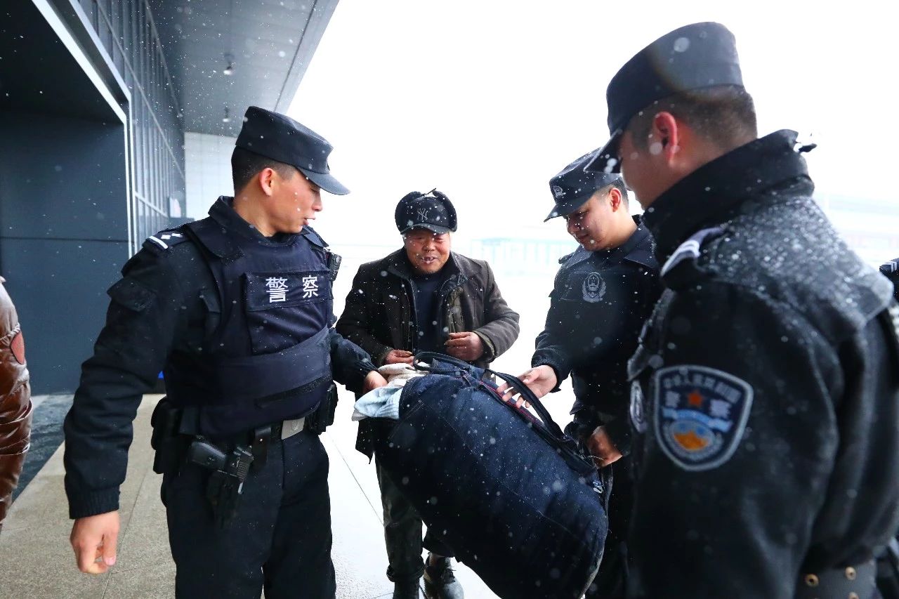 【亳州】雪“警”VS雪景|最美的不是下雪天,而是雪中坚守的身影......(图8) 【亳州】雪“警”VS雪景|最美的不是下雪天,而是雪中坚守的身影......(图8)