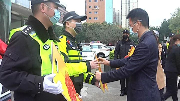 让战“疫”民警有个“家”！南海一批移动警务车投入使用(图3)