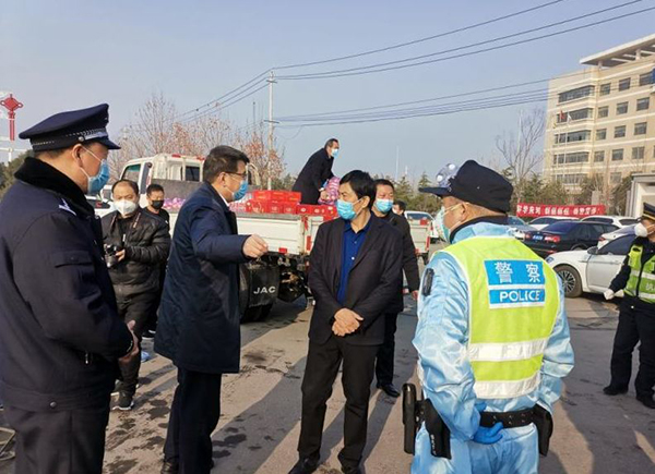 洛阳吉利区人大到疫情防控检查点慰问执勤民警(图1)