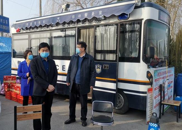 洛阳吉利区人大到疫情防控检查点慰问执勤民警(图2)