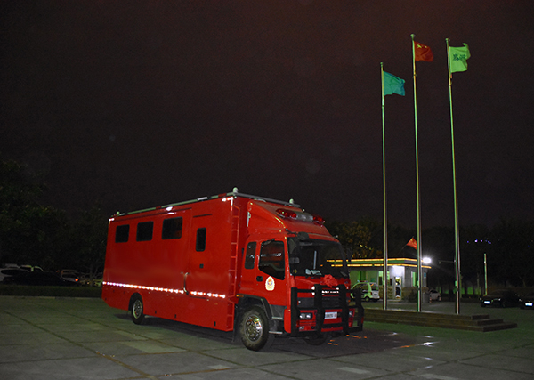 新疆采购多功能宿营车：连夜驰援战“疫”前线   让战“疫”民警有个家(图3)
