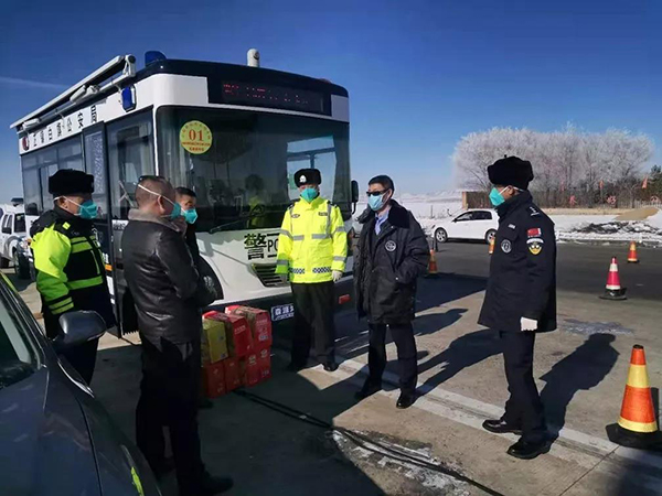 让党旗在疫情防控第一线高高飘扬 让警徽在疫情防控最前沿熠熠生辉(图1) 让党旗在疫情防控第一线高高飘扬 让警徽在疫情防控最前沿熠熠生辉(图1)