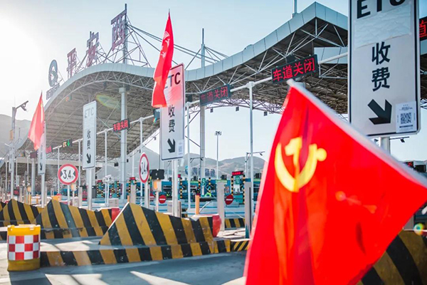 战“疫”日记 |背抵黑暗,心向光明,并肩战“疫”(图1) 战“疫”日记 |背抵黑暗,心向光明,并肩战“疫”(图1)