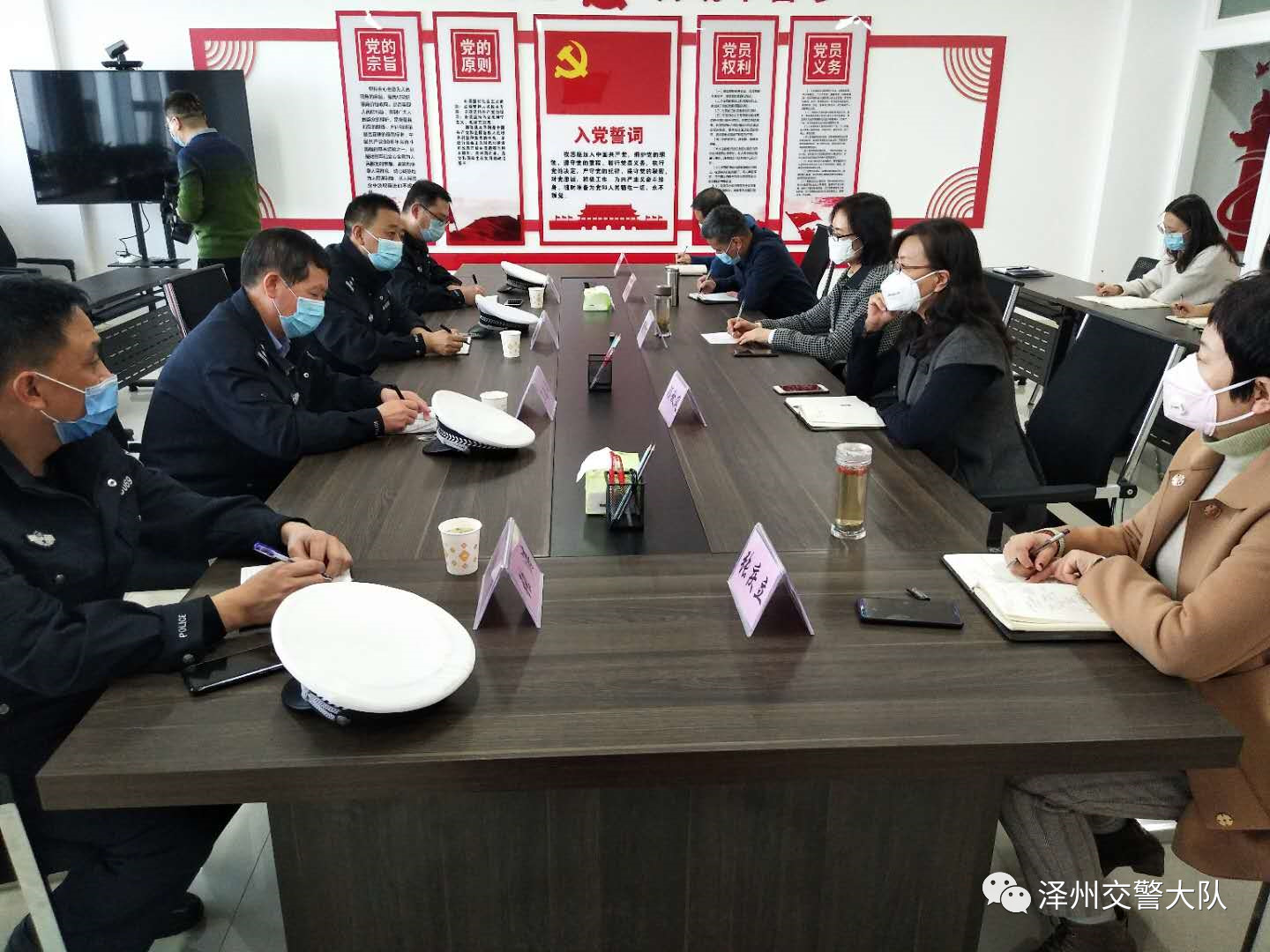 泽州交警:防疫路上不停歇,移动警务室平台当好“护航员”!(图5) 泽州交警:防疫路上不停歇,移动警务室平台当好“护航员”!(图5)
