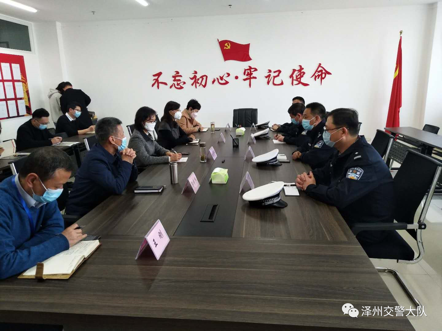 泽州交警:防疫路上不停歇,移动警务室平台当好“护航员”!(图6) 泽州交警:防疫路上不停歇,移动警务室平台当好“护航员”!(图6)