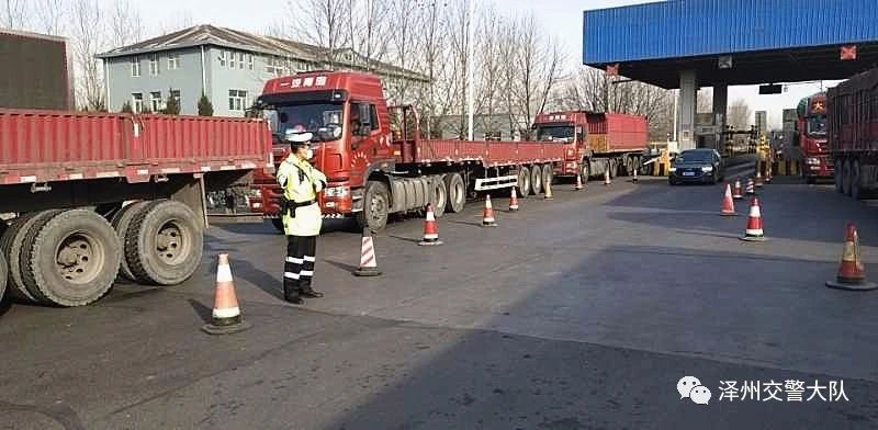 泽州交警:防疫路上不停歇,移动警务室平台当好“护航员”!(图7) 泽州交警:防疫路上不停歇,移动警务室平台当好“护航员”!(图7)