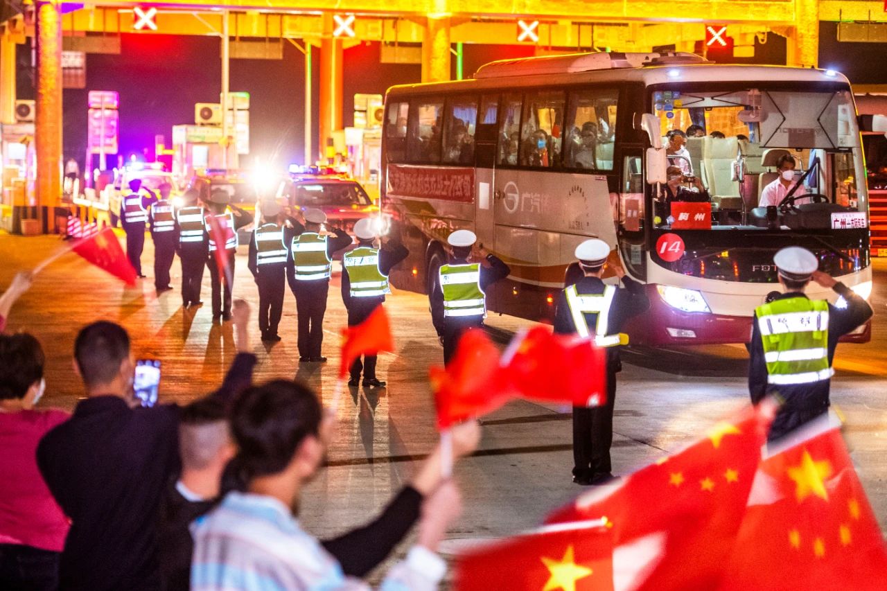 移动警务室守护英雄回家!(图2) 移动警务室守护英雄回家!(图2)