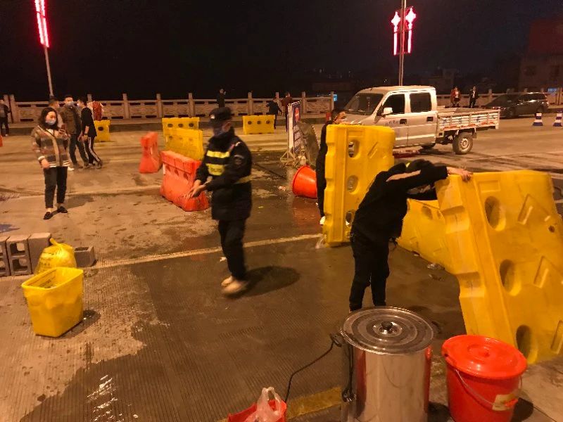 湖北一地18个离鄂通道解封!移动警务室继续守护!(图2) 湖北一地18个离鄂通道解封!移动警务室继续守护!(图2)
