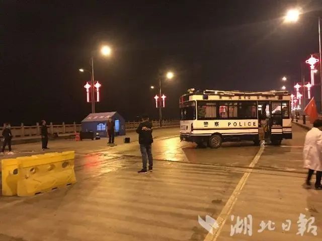 湖北一地18个离鄂通道解封!移动警务室继续守护!(图3) 湖北一地18个离鄂通道解封!移动警务室继续守护!(图3)