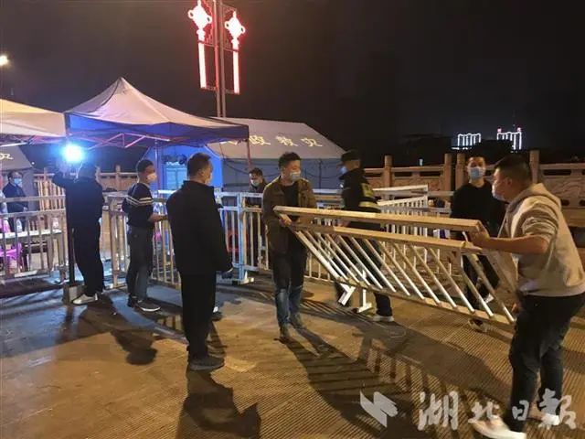 湖北一地18个离鄂通道解封!移动警务室继续守护!(图1) 湖北一地18个离鄂通道解封!移动警务室继续守护!(图1)