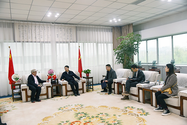 河南省行政管理学会秘书长徐新奎一行莅临森源鸿马参观考察(图9) 河南省行政管理学会秘书长徐新奎一行莅临森源鸿马参观考察(图9)