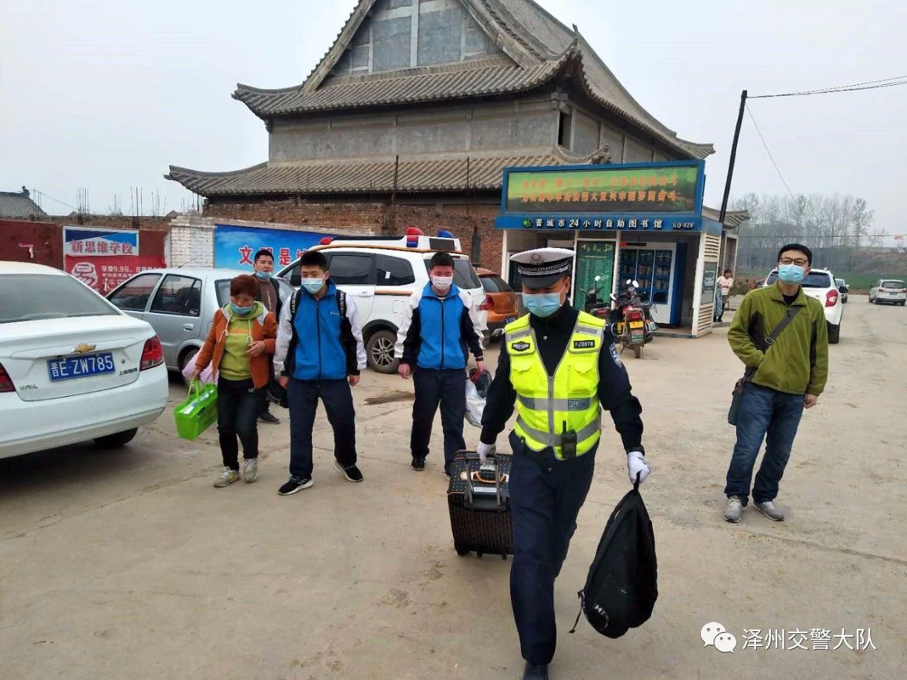学生开学返校，泽州交警暖心护航(图1)