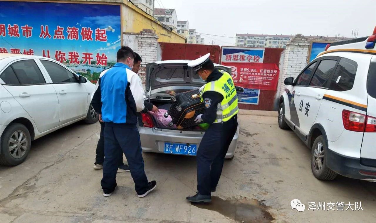 学生开学返校，泽州交警暖心护航(图2)