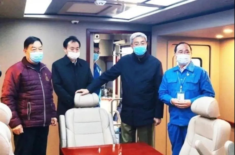 了不起!省长尹弘点赞5G负压救护车(图2) 了不起!省长尹弘点赞5G负压救护车(图2)