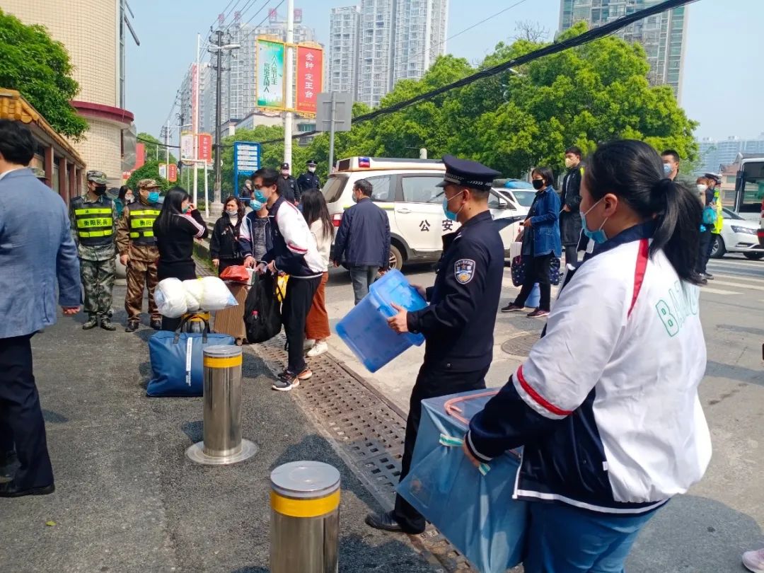 衡阳公安||校园卫士”护卫队助推分级分批复学(图4) 衡阳公安||校园卫士”护卫队助推分级分批复学(图4)