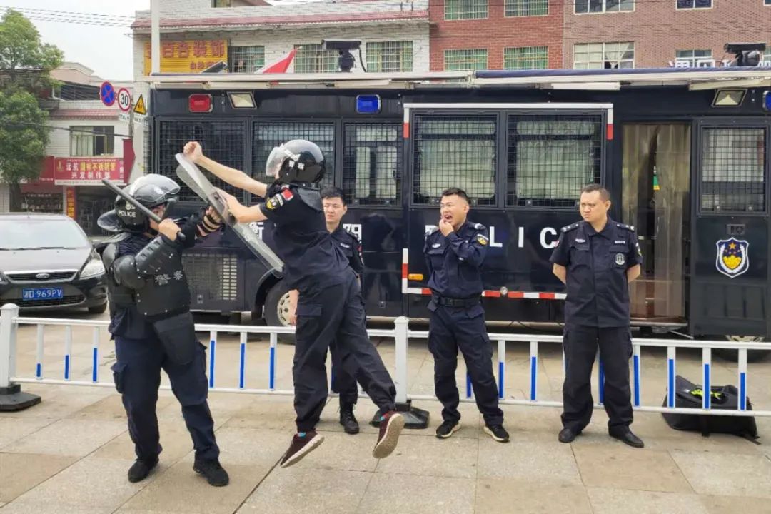 大练兵 | 健体能 强素质 雁峰公安实战大练兵掠影(图2) 大练兵 | 健体能 强素质 雁峰公安实战大练兵掠影(图2)