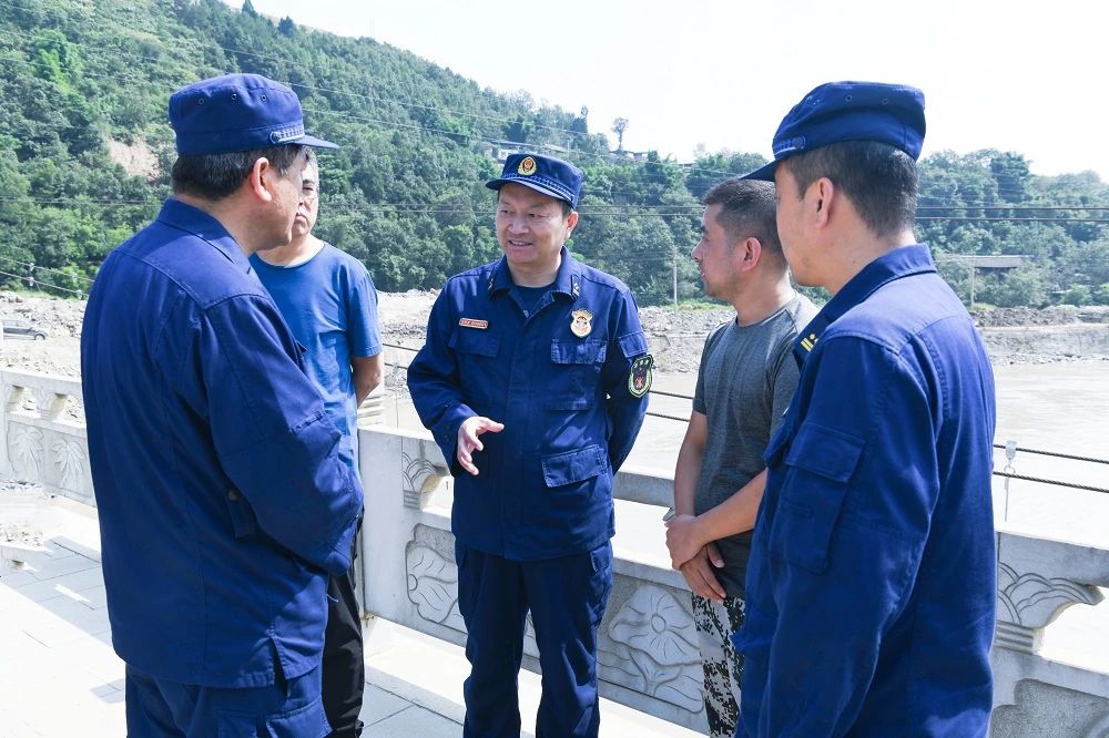 吴振坤总队长调研指导陇南抗洪救灾工作(图11) 吴振坤总队长调研指导陇南抗洪救灾工作(图11)