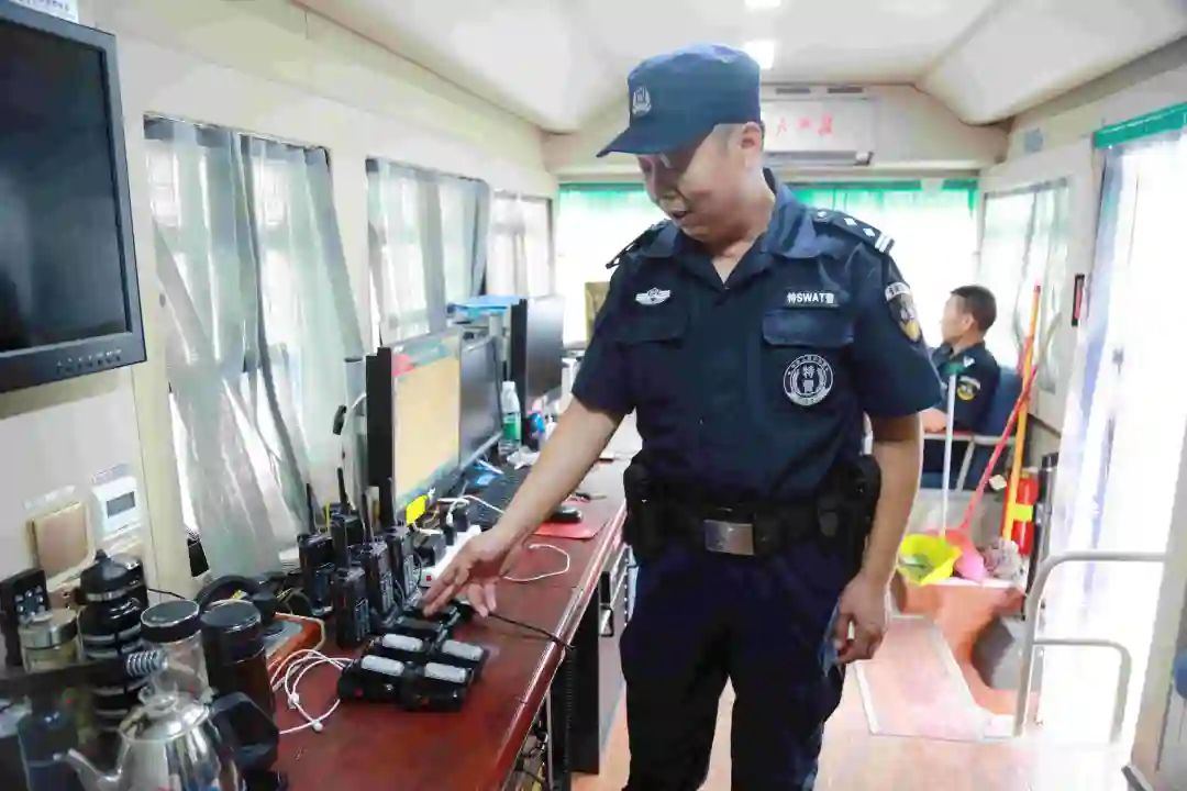 【县域警务在衡阳】“城市快警”的一天:看着很酷,其实很苦(图3) 【县域警务在衡阳】“城市快警”的一天:看着很酷,其实很苦(图3)