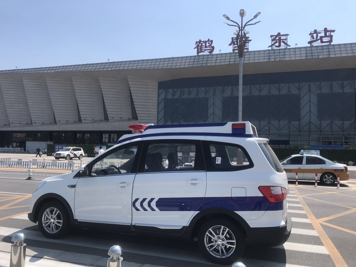 城市管理“神器”——鹤壁市电动执法车上岗执勤(图2)